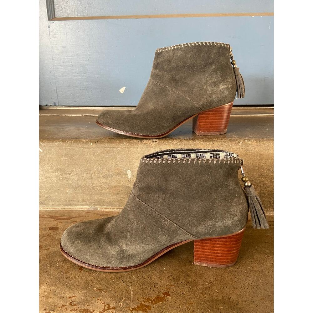 Tom’s olive green suede ankle boots with block heel and back zip entry - Picture 3 of 9